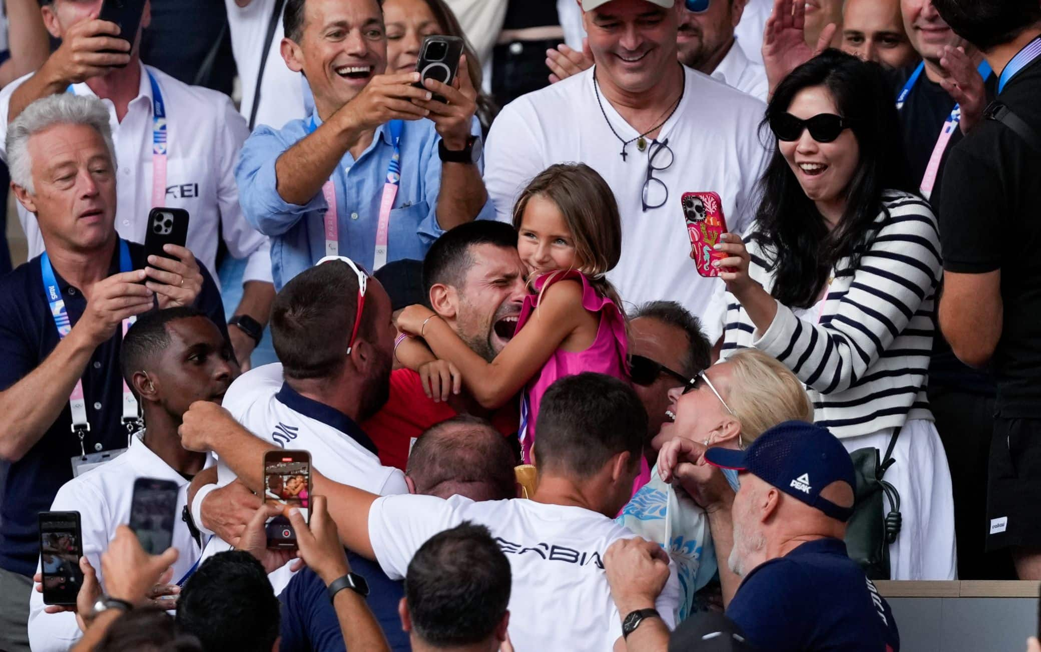 Djokovic è in lacrime dopo la vittoria, ora l'abbraccio alla famiglia in tribuna.