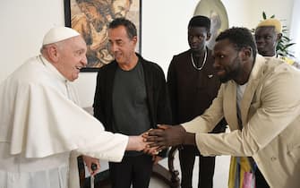 Papa Francesco riceve il regista Matteo Garrone e gli attori del film "Io Capitano", Città del Vaticano, 14 Settembre 2023. ANSA/US VATICAN MEDIA