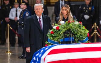 donald e melania trump camera ardente carter epa11813885 US President-elect Donald J. Trump and Melania Trump pause at the flag draped casket of former US President Jimmy Carter as he lies in state in the Rotunda of the US Capitol in Washington, DC, USA, 08 January 2025. President elect Trump will also be meeting with Republican Senators while he is at the Capitol. EPA/SHAWN THEW
