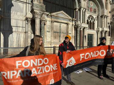 Attivisti per il clima hanno imbrattato poco fa l'esterno della Basilica di San Marco nel corso di un'azione che hanno definito "un allarme anti-incendio" a Venezia,  7 dicembre 2023. 
ANSA/Edoardo Fioretto