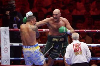 epa11351888 Tyson Fury of Britain (R) in action during his title bout for Undisputed Heavyweight Champion against Oleksandr Usyk of Ukraine, in Riyadh, Saudi Arabia, 18 May 2024.  EPA/ALI HAIDER