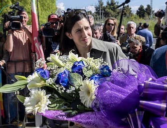 La segretaria del Pd, Elly Schlein durante una breve cerimonia in ricordo di Giacomo Matteotti, davanti alla stele che ricorda il luogo in cui venne trovato il corpo del parlamentare socialista ucciso dai fascisti  a Riano (Roma), 21 aprile 2023 .
ANSA/MASSIMO PERCOSSI