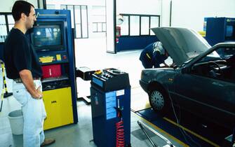 Automobile sottoposta a revisione