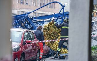 area di via genova a torino transennata per crollo di una gru