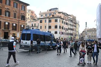 The Fontana della Barcaccia in Piazza di Spagna in Rome, blocked to prevent any problems of public order in view of the match of Europa League as Roma - Feyenoord Rotterdam scheduled tonight at the Stadio Olimpico in Rome, 20 April 2023. ANSA/CLAUDIO PERI