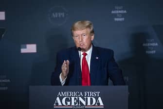 A pochi giorni dal messaggio rivolto ai giovani conservatori riuniti in Florida, anche a Washington Donald Trump ha ribadito che non rinuncerà candidarsi alla Casa Bianca “per fermare le inchieste”