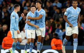 epa10870492 Julian Alvarez (2L) of Manchester City celebrates with teammates after scoring his second goal during the UEFA Champions League Group G match between Manchester City and Red Star Belgrade in Manchester, Britain, 19 September 2023.  EPA/ADAM VAUGHAN