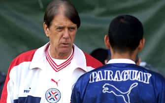 Cesare Maldini, allenatore della Nazionale di calcio del Paraguay, durante gli allenamenti allo stadio di Pistoia il 10 maggio 2002.
ANSA/MARCO BUCCO