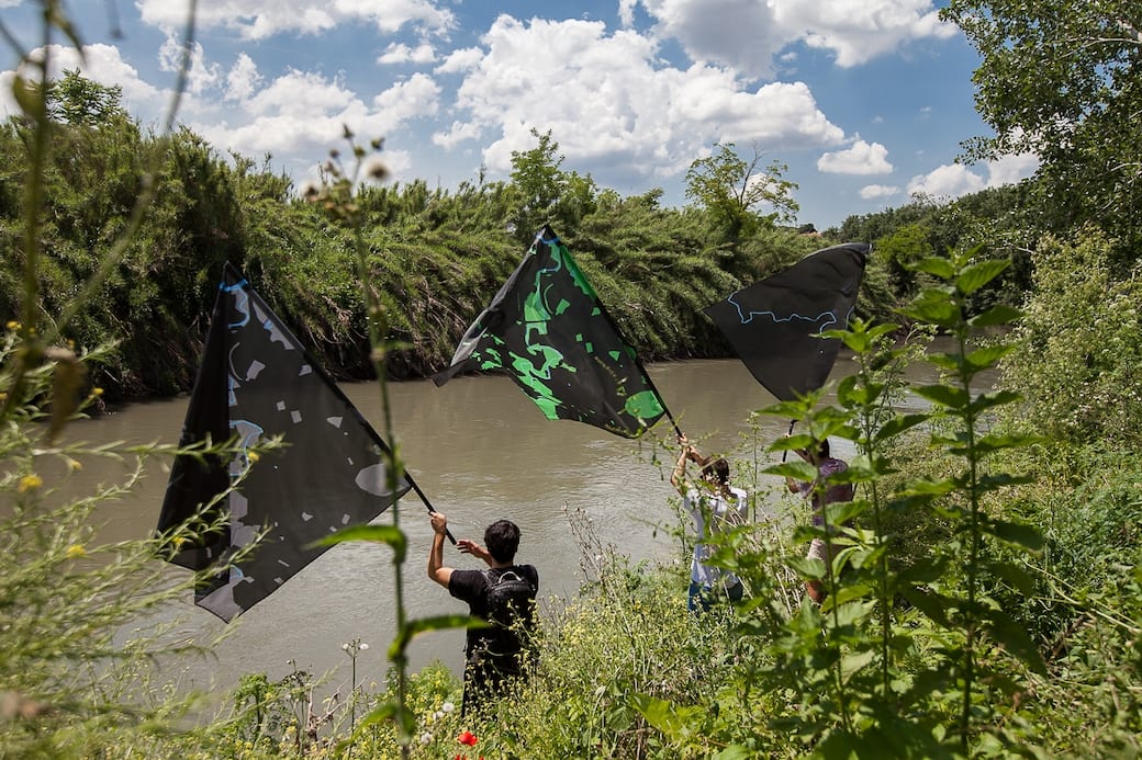 5_flumen_-Climate_Art_Project-Camminata_collettiva_Parco_Aniene1-Bandiere_ANDRECO_©Blindeyefactory.jpg
