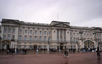 epa10209350 The flag on Buckingham Palace is hoisted to full mast again, in London, Britain, 27 September 2022. The Royal Family's period of private mourning has ended on 26 September 2022 with flags on royal palaces having returned to full mast and members of the royal family again undertaking royal occasions following the death of Queen Elizabeth II, who passed away on 08 September at her Scottish estate.  EPA/ANDY RAIN