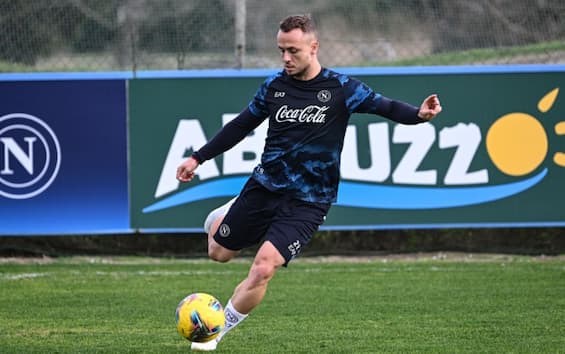 https://static.sky.it/editorialimages/0242e8260366787f4d73c5fc1ddd2a2c17da6ea6/skysport/it/calcio/serie-a/video/2025/05/19/buongiorno-lobotka-napoli-infortunio-news/lobotka_allenamento.jpg?im=Resize,width=565