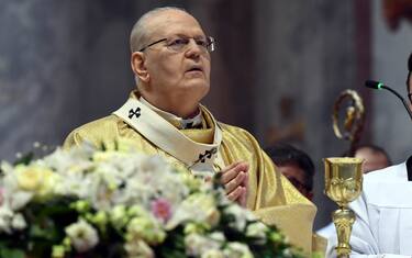 epa12043076 Primate of the Hungarian Catholic Church, Archbishop of Esztergom-Budapest, Cardinal Peter Erdo leads Easter Sunday Mass at the Esztergom Basilica in Esztergom, Hungary, 20 April 2025.  EPA/ATTILA KOVACS HUNGARY OUT