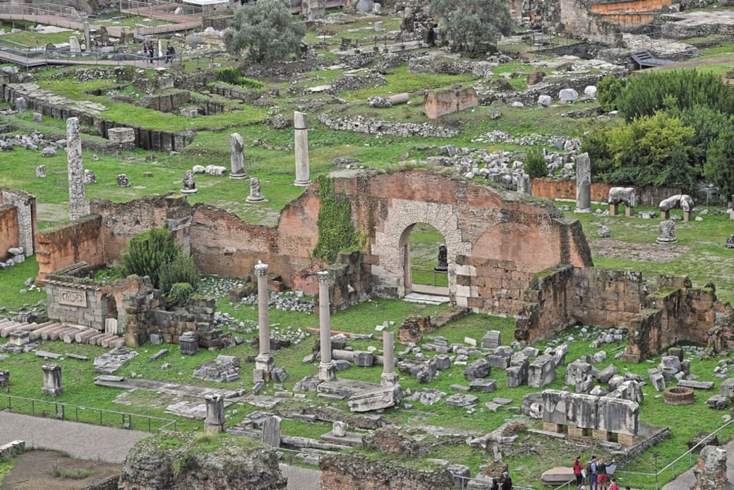 Resti_della_basilica_Emilia_II_secolo_a.C._Roma_Foro_Romano.jpg