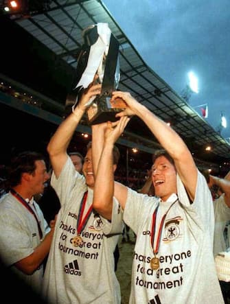 UNITED KINGDOM - JUNE 30:  EURO 1996 FINALE CZE - GER 1:2 n.V. London; Deutschland - Europameister 1996; Oliver BIERHOFF, Stefan REUTER mit Pokal und Andreas KOEPKE  (Photo by Bongarts/Getty Images)