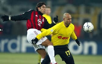 DOR02 - 20021203 - DORTMUND, GERMANY : Borussia Dortmund's Dede (R) blocks Alessandro Nesta of AC Milan during their Champions League Group C match in Duesseldorf 11 December 2002.  
EPA PHOTO DPA/ROLAND WEIHRAUCH