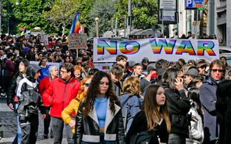 Nel giorno del primo anniversario dell'invasione russa in Ucraina corteo per la Pace degli studenti a Napoli promosso dalla Comunità di Sant'Egidio, dal Comune di Napoli e dall'Arcidiocesi,  24  febbraio 2023
ANSA / CIRO FUSCO