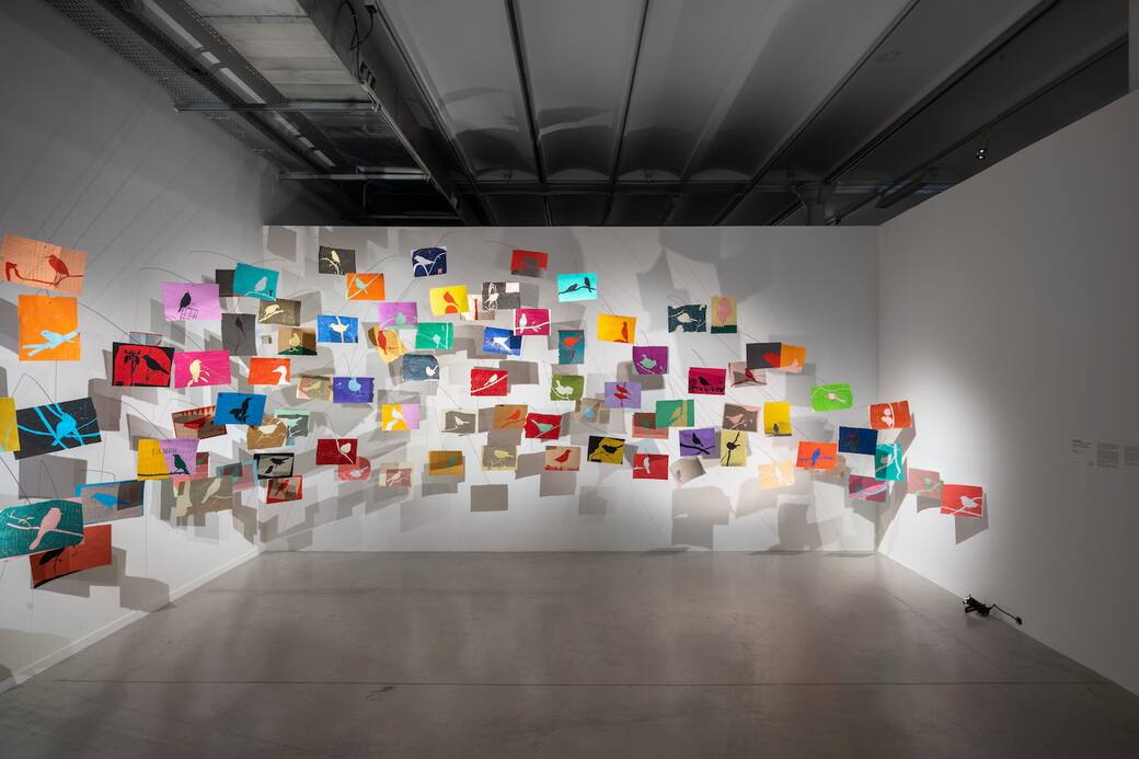 “Hope is a thing with feathers” 2021. Dimensioni_ 270 x 500 x 100 cm Drawings and Collage on vintage Pantone paper A4 paper, fil di ferro, Magneti.  Foto  M. Argyroglo