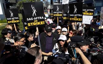 Attori e sceneggiatori manifestano a Los Angeles