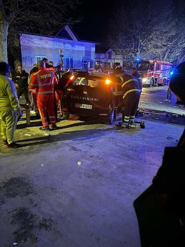 I soccorsi a seguito di un incidente stradale costato al vita a due carabinieri in provincia di Salerno, 7 aprile 2024. Tre le auto, tra le quali quella dei militari, coinvolte lungo la strada che collega i comuni di Eboli e Campagna. FACEBOOK +++ATTENZIONE LA FOTO NON PUO' ESSERE PUBBLICATA O RIPRODOTTA SENZA L'AUTORIZZAZIONE DELLA FONTE DI ORIGINE CUI SI RINVIA+++ ++NPK++