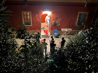 +++ ATTENTION EDITOR: THIS PICTURE CONTAINS GRAPHIC CONTENTS+++ La polizia scientifica sul luogo dove un trentenne è stato ucciso a coltellate durante una lite condominiale a Santa Margherita Ligure, 20 agosto 2023.
ANSA/Beppe RISSO