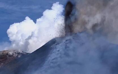 L'Etna torna a eruttare, allerta per il traffico aereo