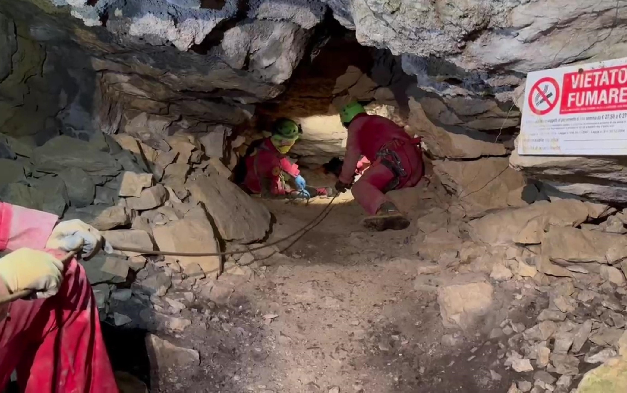 ottavia piana La barella con la speleologa Ottavia Piana portata fuori dalla grotta nell'Abisso Bueno Fonteno, nel Bergamasco, 18 dicembre 2024, in un fermoimmagine del video del salvataggio del Soccorso alpino. La donna di 32 anni avrebbe riportato traumi alle vertebre e alle costole, fratture alle ossa facciali e a un ginocchio, ed è stata trasferita in elicottero all'ospedale di Bergamo. ANSA / SOCCORSO ALPINO ANSA PROVIDES ACCESS TO THIS HANDOUT PHOTO TO BE USED SOLELY TO ILLUSTRATE NEWS REPORTING OR COMMENTARY ON THE FACTS OR EVENTS DEPICTED IN THIS IMAGE; NO ARCHIVING; NO LICENSING NPK