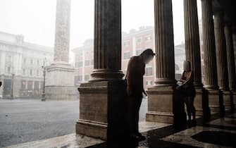 Turisti si riparano dalla pioggia per il temporale abbattutosi sulla Capitale, Roma, 03 settembre 2024. ANSA/ANGELO CARCONI