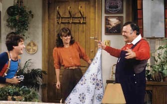 UNITED STATES - JUNE 12:  MORK & MINDY - "Mama Mork, Papa Mindy" 11/5/81 Robin Williams, Pam Dawber, Jonathan Winters  (Photo by ABC Photo Archives/Disney General Entertainment Content via Getty Images)
