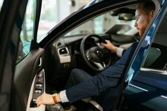 Uomo in auto