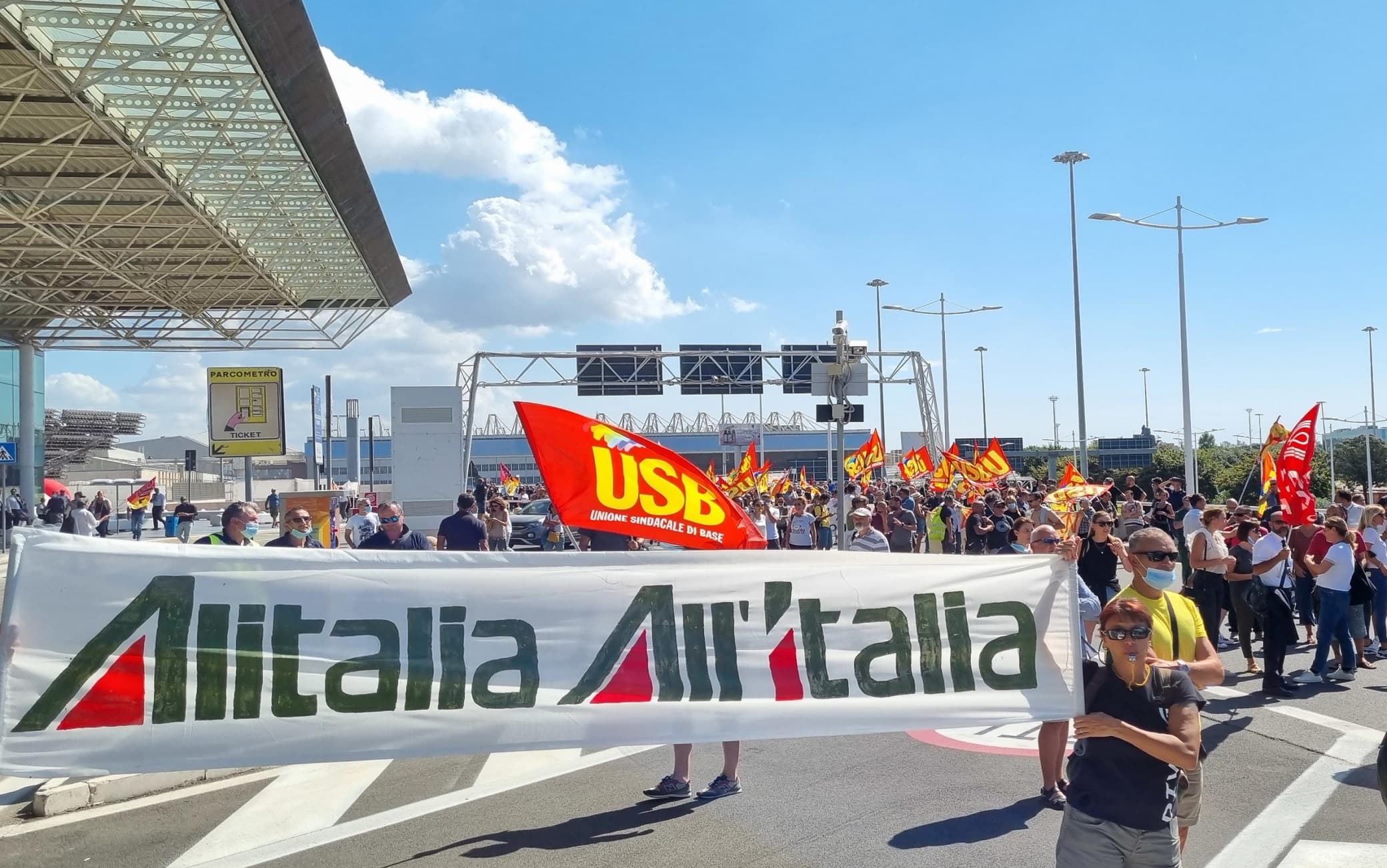 Prosegue la mobilitazione dei lavoratori Alitalia dopo la rottura della trattativa con Ita sul contratto e sulla cigs. Ai presidi di ieri a Roma in Piazza San Silvestro, in occasione dell'audizione in Parlamento del presidente esecutivo della NewCo, Alfredo Altavilla, e all'aeroporto di Fiumicino davanti alla sede della compagnia, seguono oggi nuove assemblee dalle 10 alle 18 sempre a Fiumicino sul piazzale antistante l'ingresso della palazzina Alitalia, 22 Settembre 2021. ANSA/TELENEWS