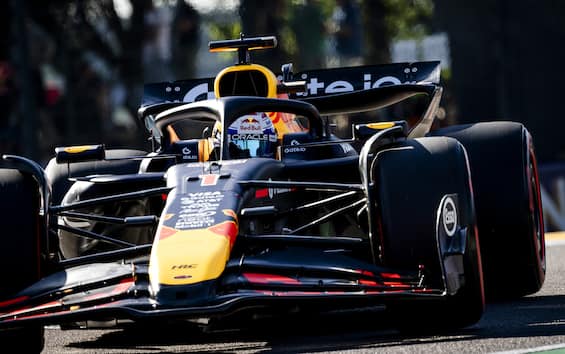 https://static.sky.it/editorialimages/02f512ae96f5aef93ee649f37145bd341128c093/skysport/it/motori/formula-1/video/2025/05/16/f1-gp-imola-bobbi-commento-video/verstappen-ipa_imola.jpg?im=Resize,width=565