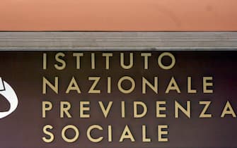 La scritta Inps - istituto Nazionale Previdenza Sociale in un ufficio di Roma, in una foto d'archivio. ANSA / FILIPPO MONTEFORTE