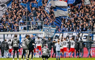 08 April 2023, Hamburg: Soccer: 2nd Bundesliga, Hamburger SV - Hannover 96, Matchday 27, Volksparkstadion. Hamburg's players celebrate with the fans. Photo: Axel Heimken/dpa - IMPORTANT NOTE: In accordance with the requirements of the DFL Deutsche Fußball Liga and the DFB Deutscher Fußball-Bund, it is prohibited to use or have used photographs taken in the stadium and/or of the match in the form of sequence pictures and/or video-like photo series.