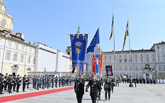 Alzabandiera in occasione delle celebrazioni per la Festa della Repubblica in piazza Castello a Torino, 2 giugno 2022. ANSA/ALESSANDRO DI MARCO