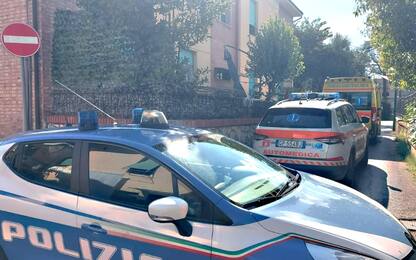 Siena, donna uccisa da proiettile in casa: arma in mano a familiari 