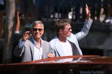 George Clooney e Brad Pitt arrivano al Lido, fan in delirio. VIDEO