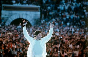 Italian singer-songwriter and musician Franco Battiato greeting the public during a concert at Verona Arena. Verona, 1980s. (Photo by Adriano Alecchi/Mondadori via Getty Images)