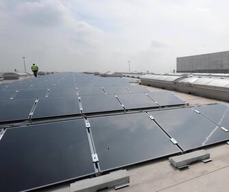 La presentazione degli impianti fotovoltaici installati sul tetto del deposito centrale Ikea di Piacenza, 13 aprile 2013. ANSA/PIERPAOLO FERRERI