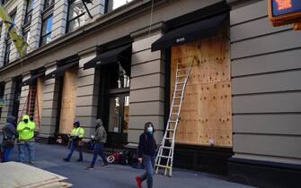 New York, continua la blindatura di negozi e vetrine per paura alle rivolte e dei saccheggi dovuti all'esito delle elezioni presidenziali