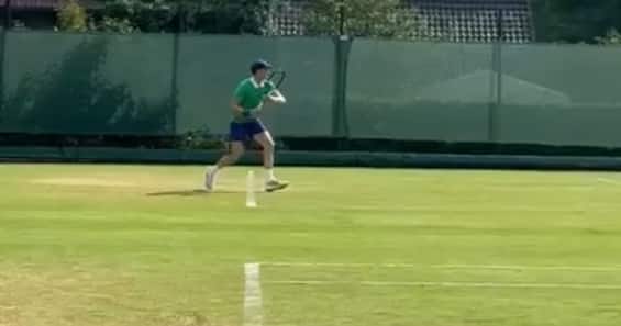 https://static.sky.it/editorialimages/03b62e2a4cb21623fa188285a276289e4f219e47/skysport/it/tennis/video/2025/06/16/sinner-atp-halle-allenamento-video/sinner_og_5.jpg?im=Resize,width=565