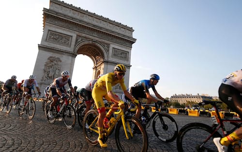 epa08684787 Slovenian rider Tadej Pogacar (C) of UAE-Team Emirates wearing the overall leader's yellow jersey in action with the peloton on the Champs Elysees avenue during the 21st stage of the Tour de France cycling race over 122 km from Mantes la Jolie to Paris, France, 20 September 2020.  EPA/SEBASTIEN NOGIER