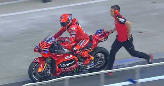 https://static.sky.it/editorialimages/03d4c42318c8a5c946df9c1a15aece4ea75a6213/skysport/it/motori/motogp/video/2025/05/23/marquez-ducati-problema-prove-libere-silverstone-video/marquez_guasto_og.jpg?im=Resize,width=565