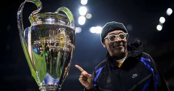 https://static.sky.it/editorialimages/03d6984d2783451969f181ff52a710b9420d81a5/skysport/it/nba/video/2025/08/25/nba-spike-lee-arsenal-foto/social_sl.jpg?im=Resize,width=565