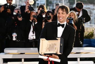 US director Sean Baker poses with the trophy during a photocall after he won the Palme d'Or for the film "Anora" during the Closing Ceremony at the 77th edition of the Cannes Film Festival in Cannes, southern France, on May 25, 2024. (Photo by LOIC VENANCE / AFP) (Photo by LOIC VENANCE/AFP via Getty Images)