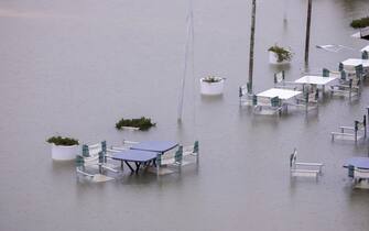 La spiaggia di Rimini allagata RIMINI - SPIAGGIA RIVIERA ROMAGNOLA - Rimini, 19 Settembre 2024 - TORNA L'INCUBO DELL'ALLUVIONE DEL MAGGIO 2023 - Nella foto la spiaggia di nuovo allagata dai forti temporali di questa notte (RIMINI - 2024-09-19, Giorgio Salvatori Photographer) p.s. la foto e' utilizzabile nel rispetto del contesto in cui e' stata scattata, e senza intento diffamatorio del decoro delle persone rappresentate