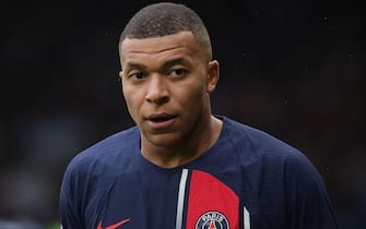 epa10930915 Kylian Mbappe of PSG looks on during the French Ligue 1 soccer match between Paris Saint Germain and RC Strasbourg in Paris, France, 21 October 2023.  EPA/CHRISTOPHE PETIT TESSON