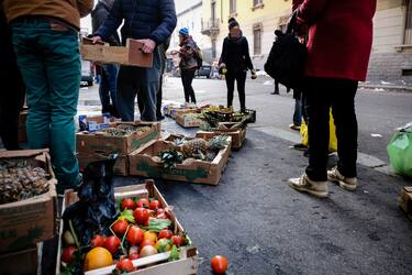 Milano - Via Termopili, una associazione raccoglie cibo durante il mercato per poi ridistribuirlo alle persone in difficolta (Milano - 2016-12-09, Luca Matarazzo) p.s. la foto e' utilizzabile nel rispetto del contesto in cui e' stata scattata, e senza intento diffamatorio del decoro delle persone rappresentate