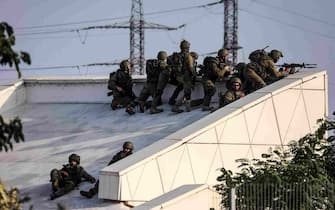 Israeli soldiers take a position near the southern city of Sderot on October 8, 2023. Surging violence between Israel and Hamas has killed almost 1,000 people since the Palestinian militants launched a massive surprise attack, officials said Sunday, as Prime Minister Benjamin Netanyahu warned of a "long and difficult" war ahead. (Photo by RONALDO SCHEMIDT / AFP)