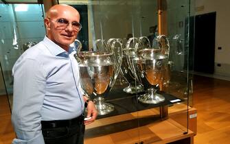 Former head coach of the Italian national football team and twice manager of AC Milan, Arrigo Sacchi poses in front of reproductions of the then European Cup trophies he won with AC Milan in 1989 and 1990, on September 8, 2021 at the San Rocco Municipal Museum in Fusignano, at the exhibition "Oltre il Sogno, L'emozione del calcio totale di Arrigo Sacchi" (Beyond the Dream, The emotion of Arrigo Sacchi's total football) dedicated to Sacchi. - For Arrigo Sacchi, coach of the great AC Milan, winner of two European Cups in 1989 and 1990, Italian clubs will only return to the top in European cups if they produce a "football of domination", following in the footsteps of Roberto Mancini's national team. (Photo by Anthony LUCAS / AFP) (Photo by ANTHONY LUCAS/AFP via Getty Images)