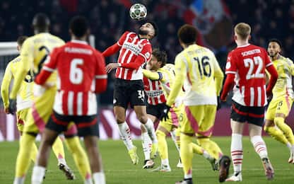 epa11908595 (L-R) Ismael Saibari of PSV Eindhoven and Manuel Locatelli of Juventus FC in action during the UEFA Champions League knockout phase play-offs 2nd leg soccer match between PSV Eindhoven and Juventus FC in Eindhoven, Netherlands, 19 February 2025.  EPA/SEM VAN DER WAL
